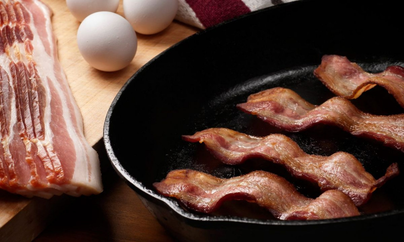 Smider dit baconfedt ud.