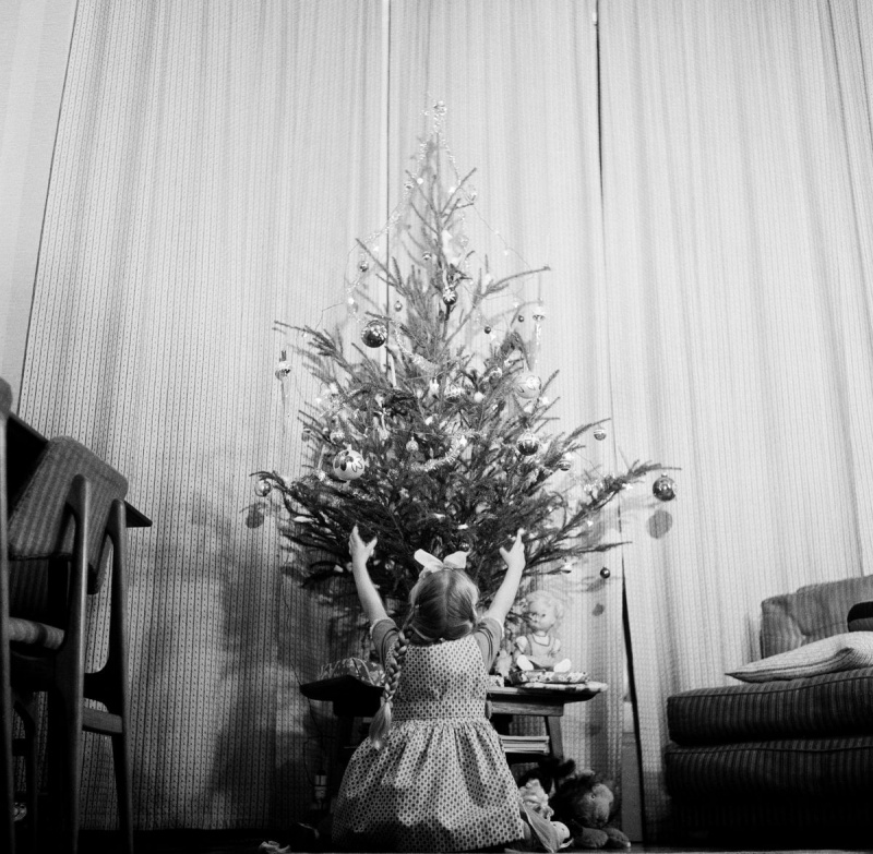 Kleines Mädchen vor Weihnachtsbaum