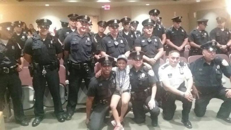 Розалин Болдуин прегръща полицаи в Род Айлънд